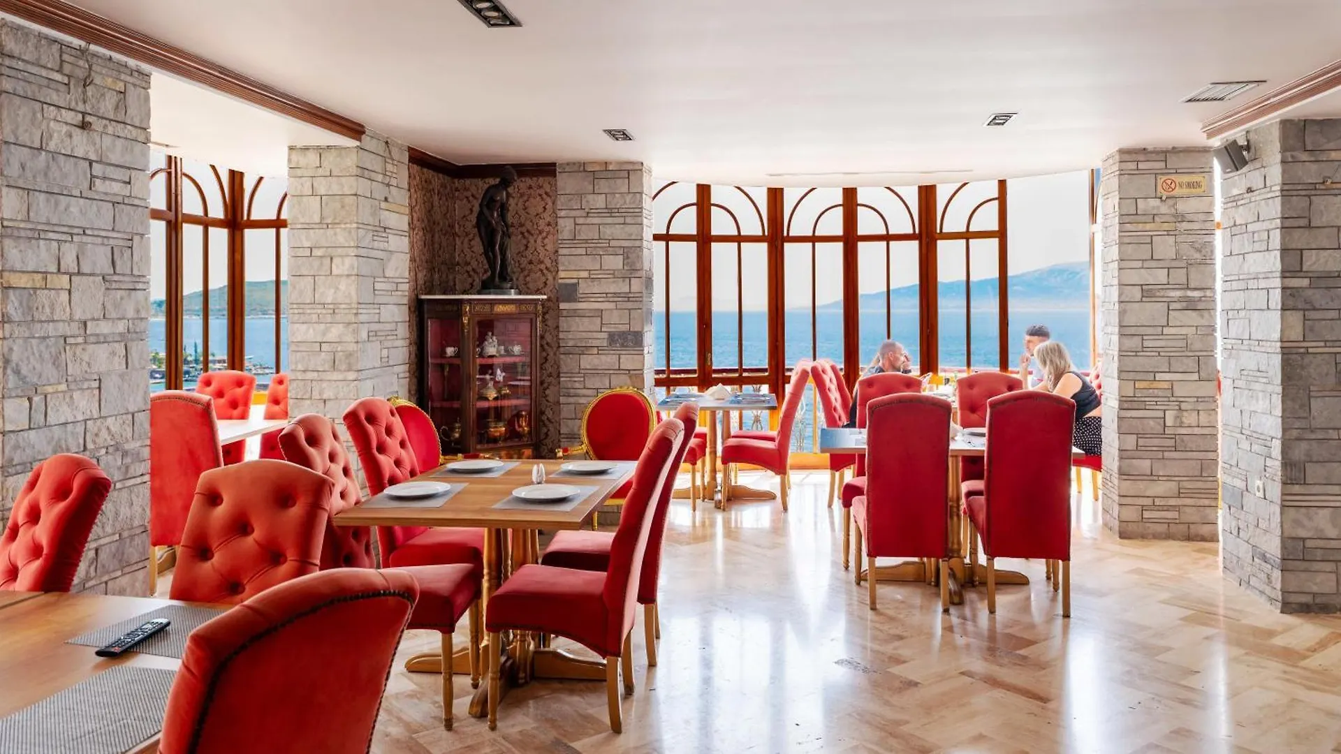 Monte Cristo Hotel - Rooftop Pool Саранда