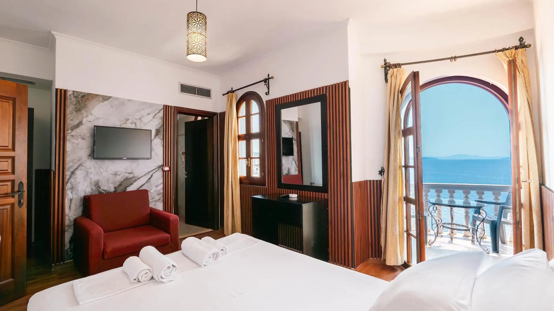 Monte Cristo Hotel - Rooftop Pool Саранда 4*,  Албания