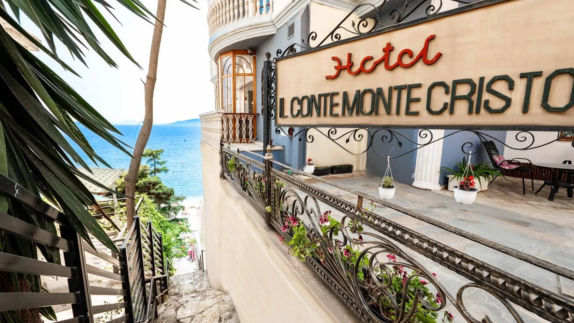 ****  Monte Cristo Hotel - Rooftop Pool Saranda Albania
