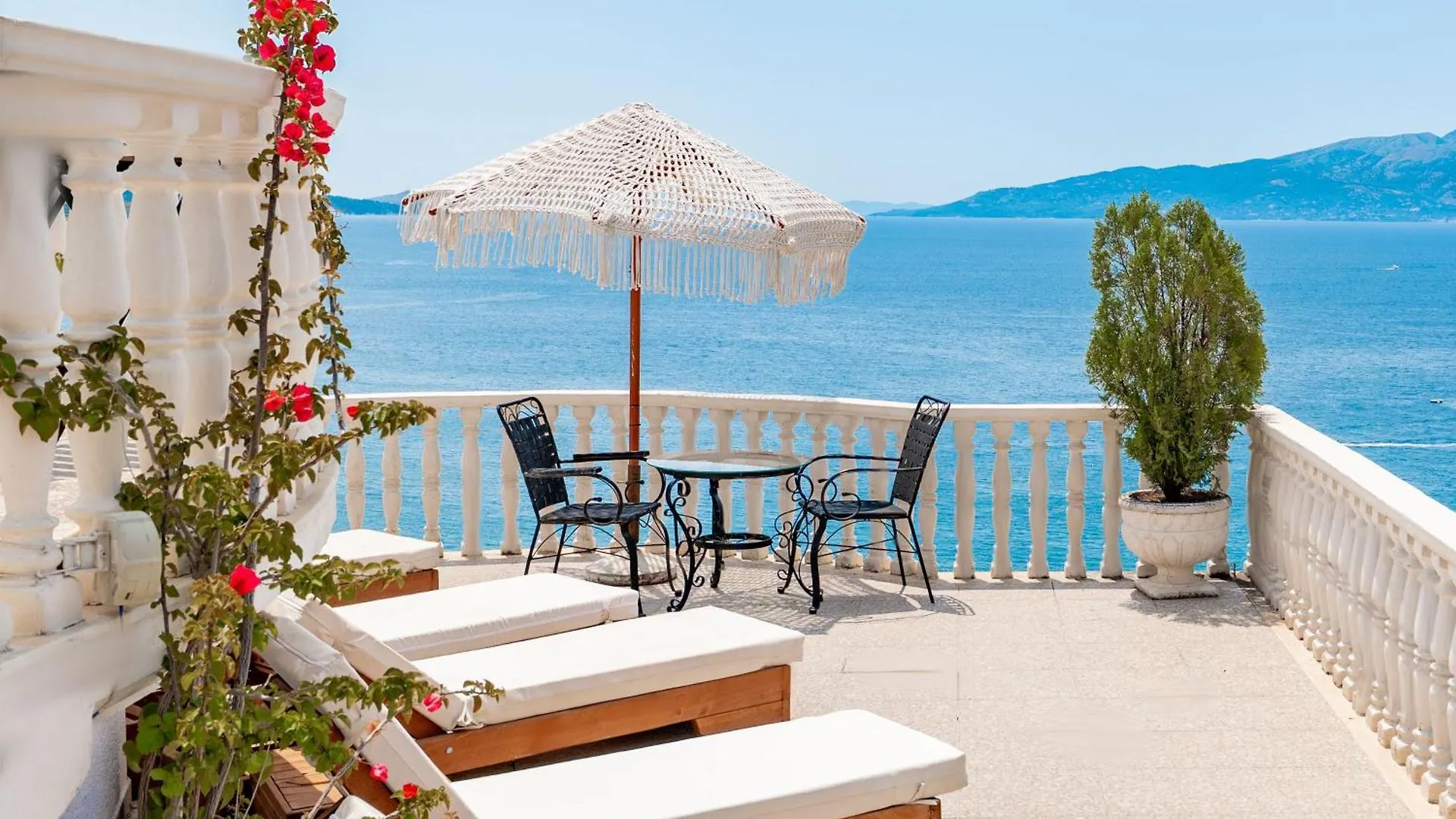Monte Cristo Hotel - Rooftop Pool Saranda Albania